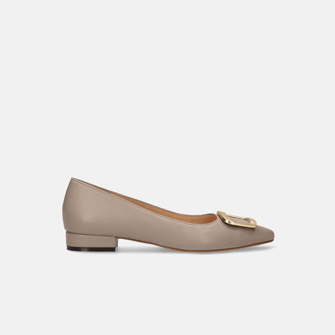 2025AW:ポインテッドトゥ バックル付き フラットシューズ(4785)グレージュ/mamian(マミアン)