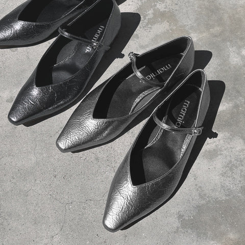 40%OFF:甲ストラップ付き Vカットフラットシューズ(m18013)クラックシルバー/mamian(マミアン)